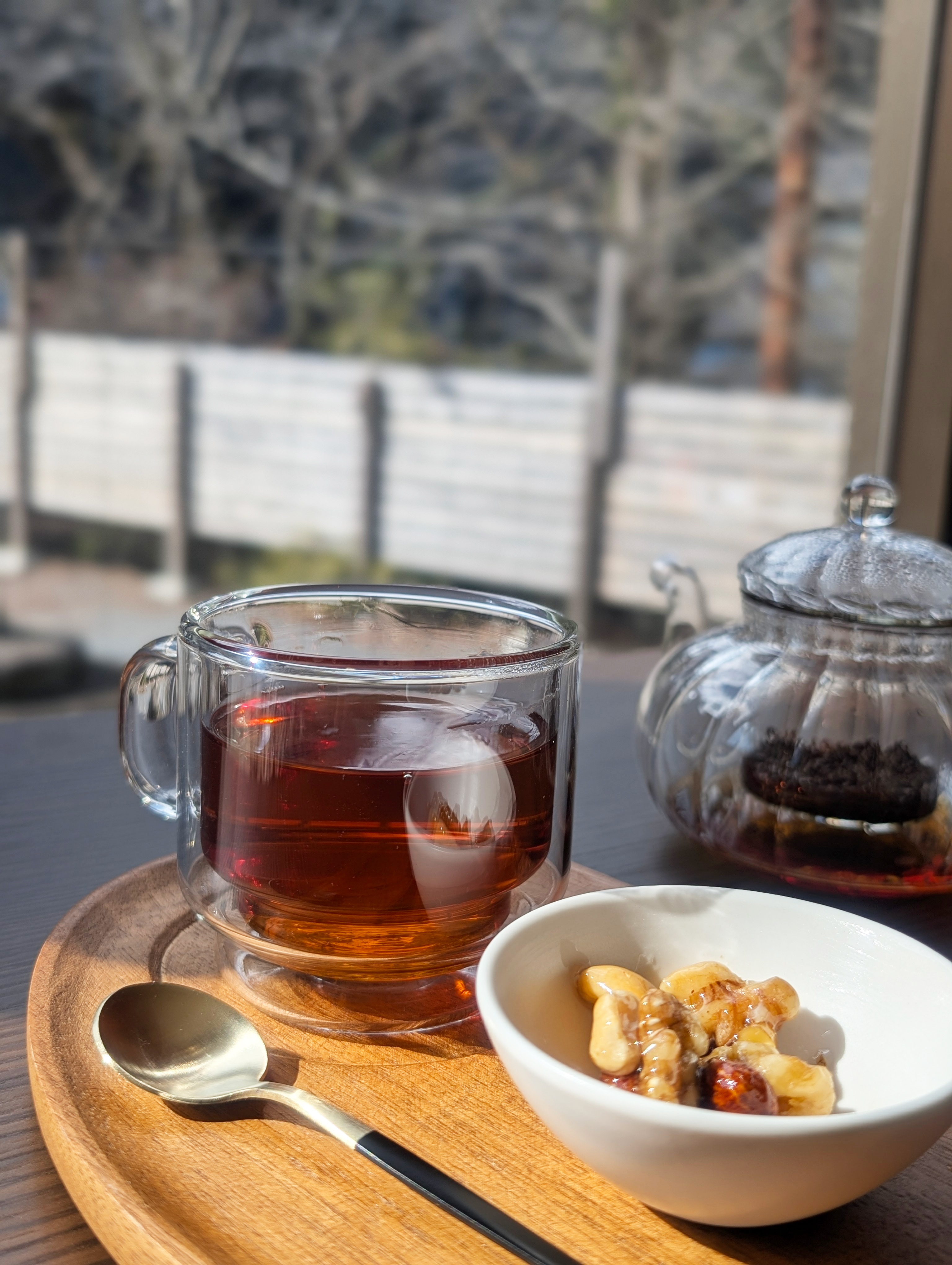 香り屋の店内でコーヒーを淹れる様子。越生町黒山三滝そばのカフェ。